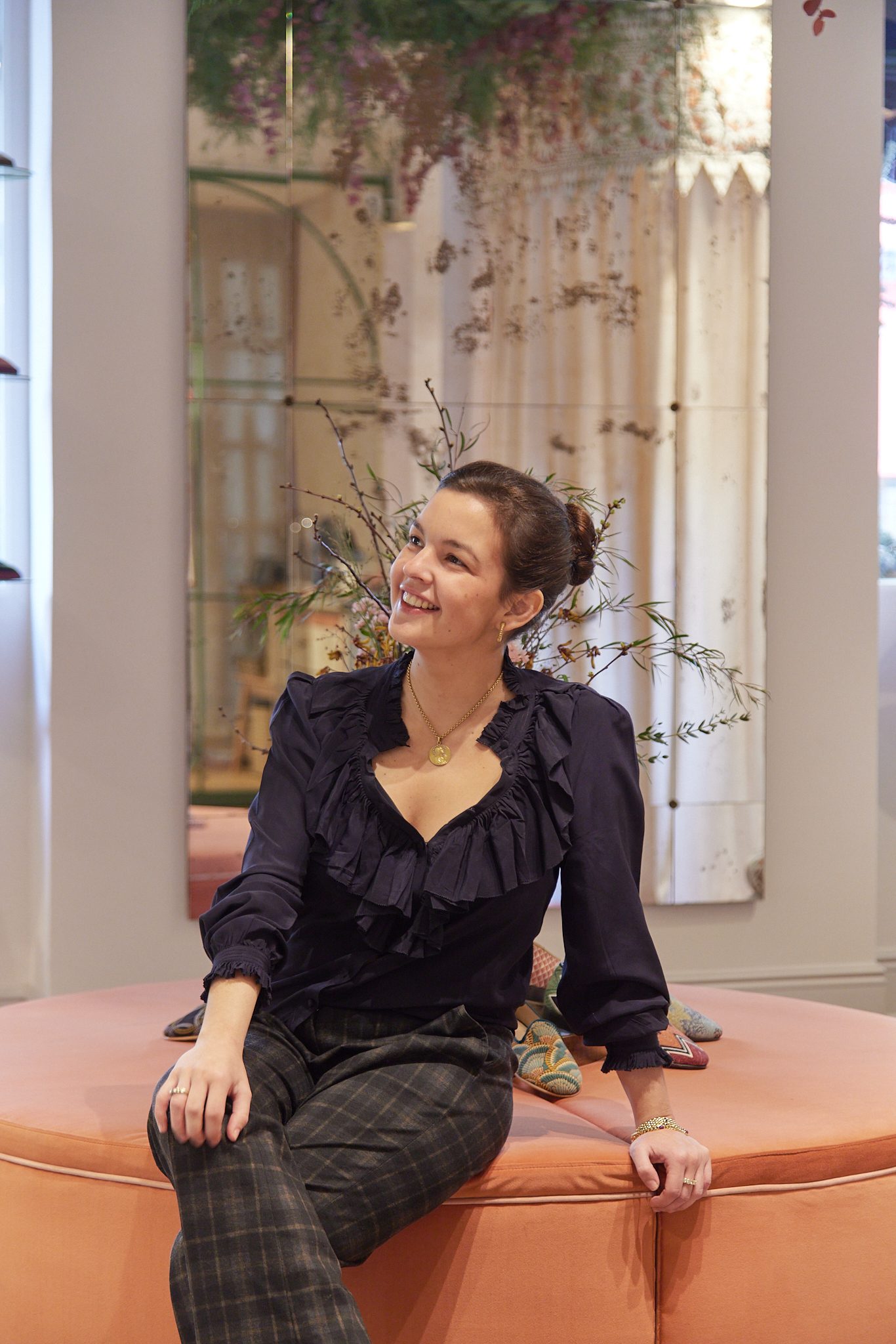 Retrato de María Marco sentada en un banco tapizado