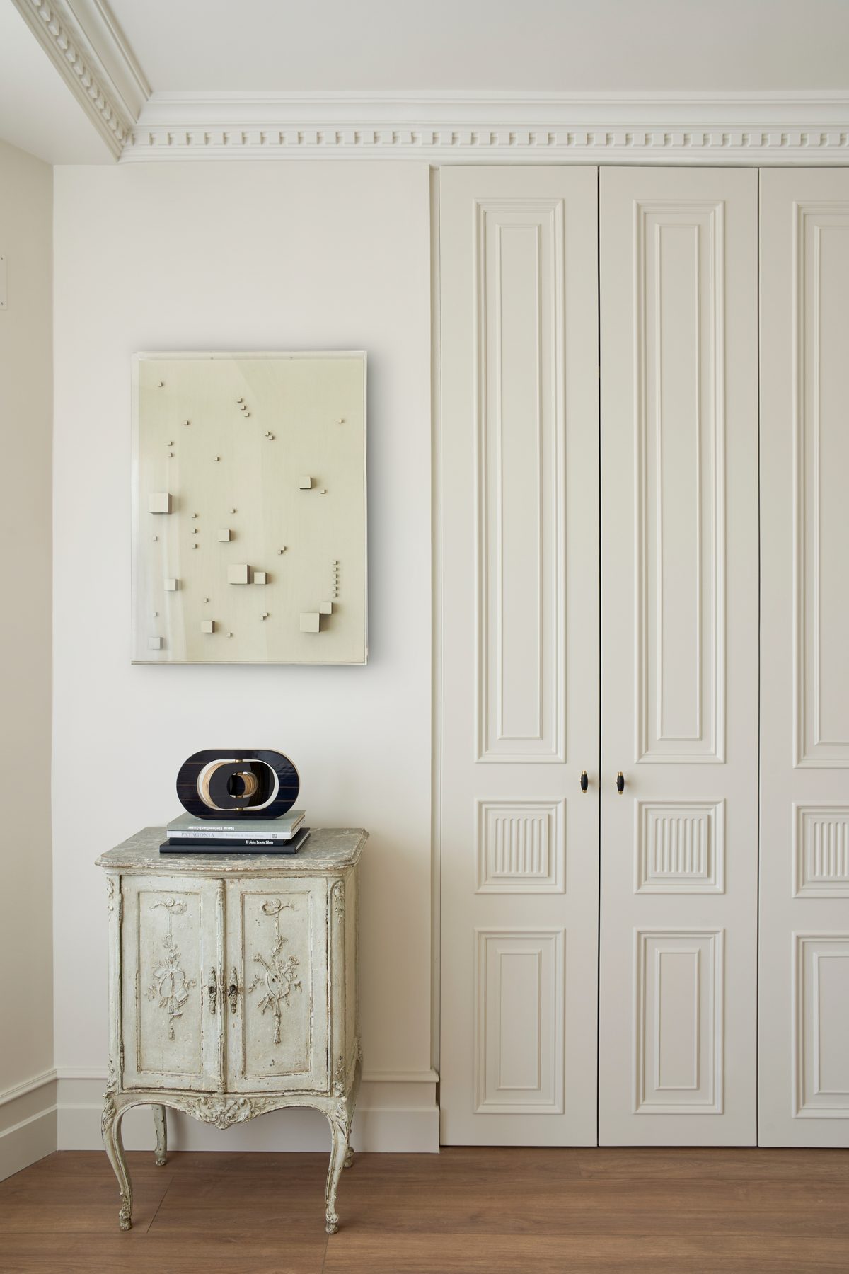Dormitorio con armarios blancos y cómoda pintada
