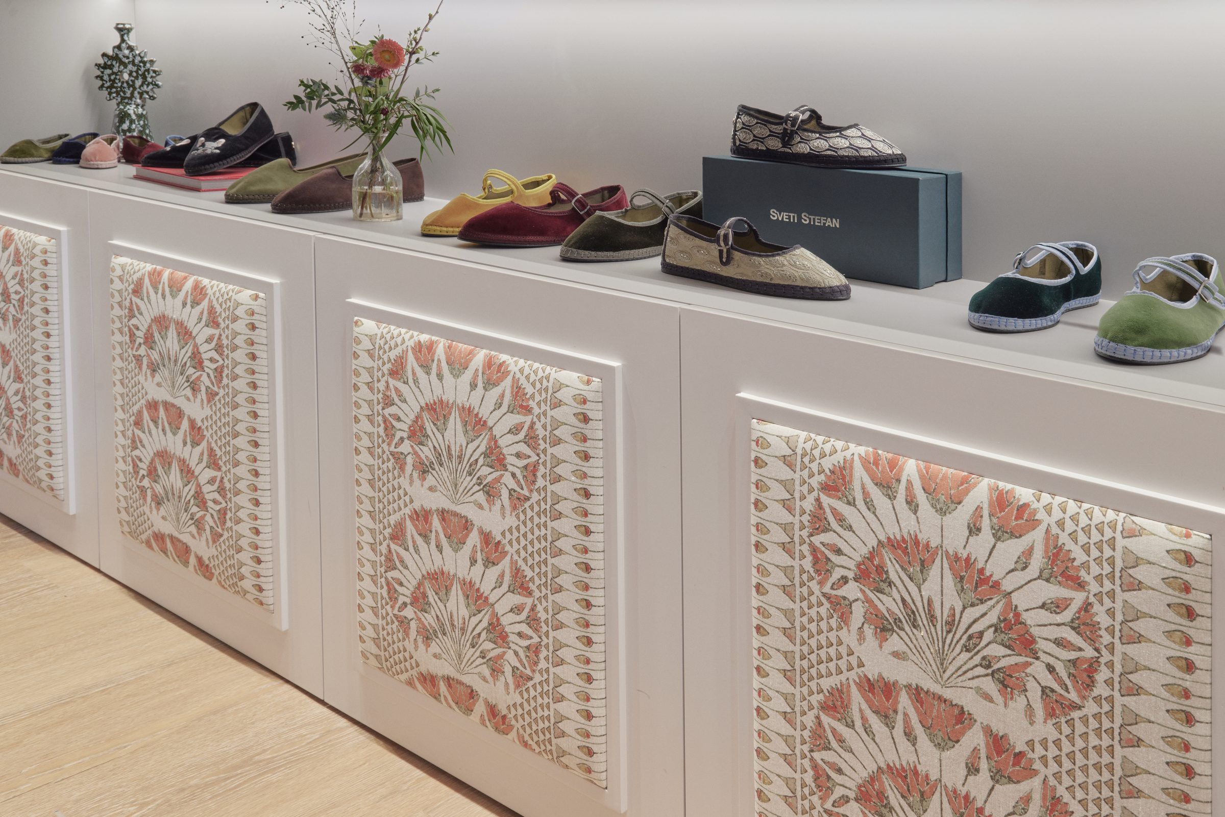 Mueble tallado con zapatos expuestos